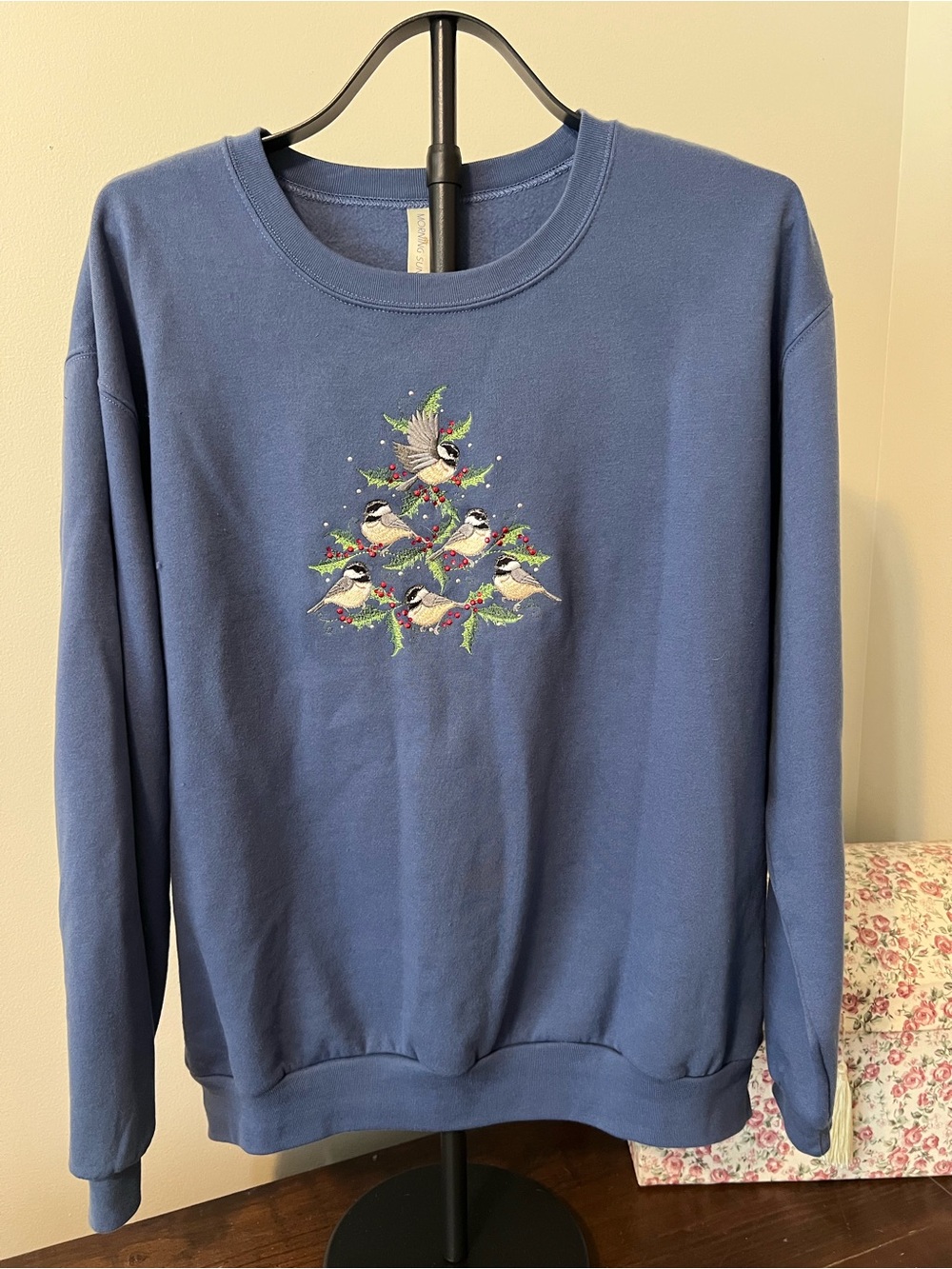 Morning Sun Vintage Sweatshirt Blue Embroidered Chickadees Christmas Tree XL
